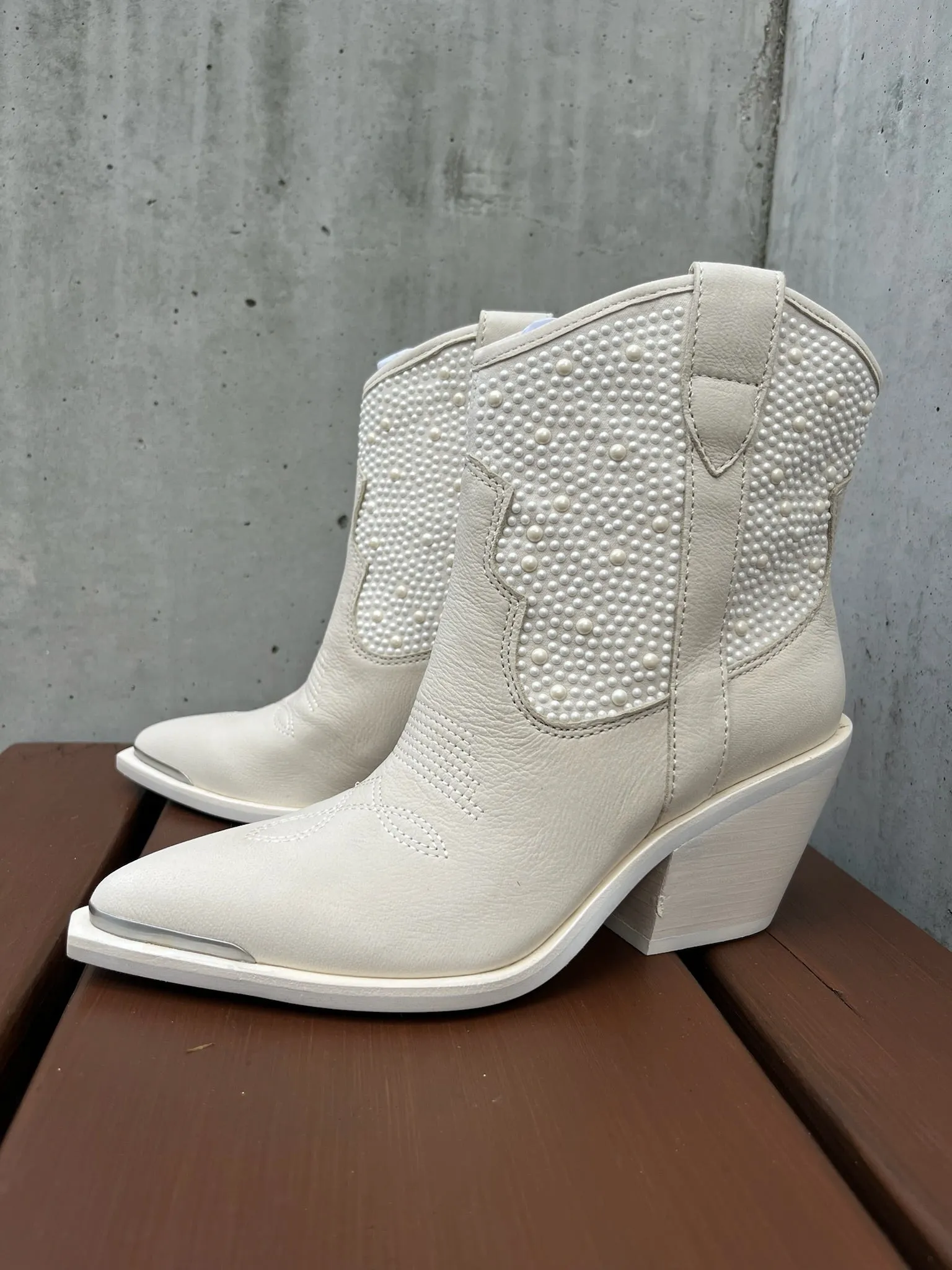 Dolce Vita Nashe Boot Off White Pearl