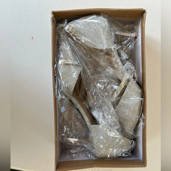 NWT Crape Myrtle Silver heels