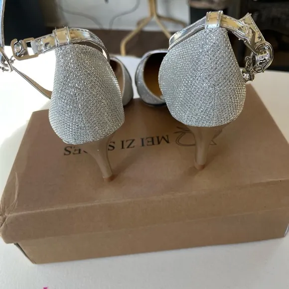 NWT Crape Myrtle Silver heels