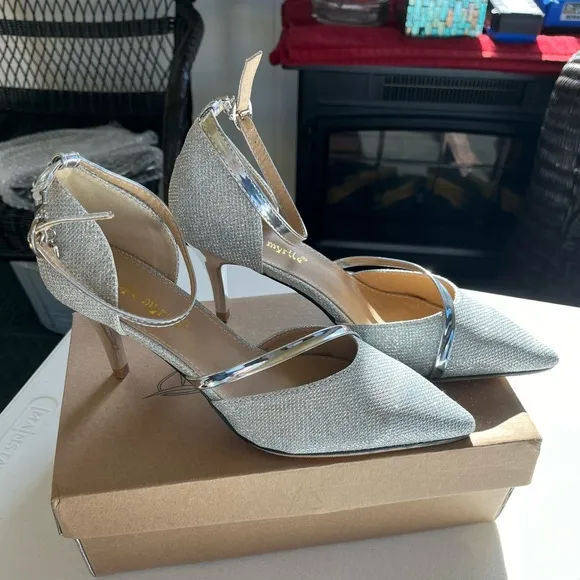 NWT Crape Myrtle Silver heels