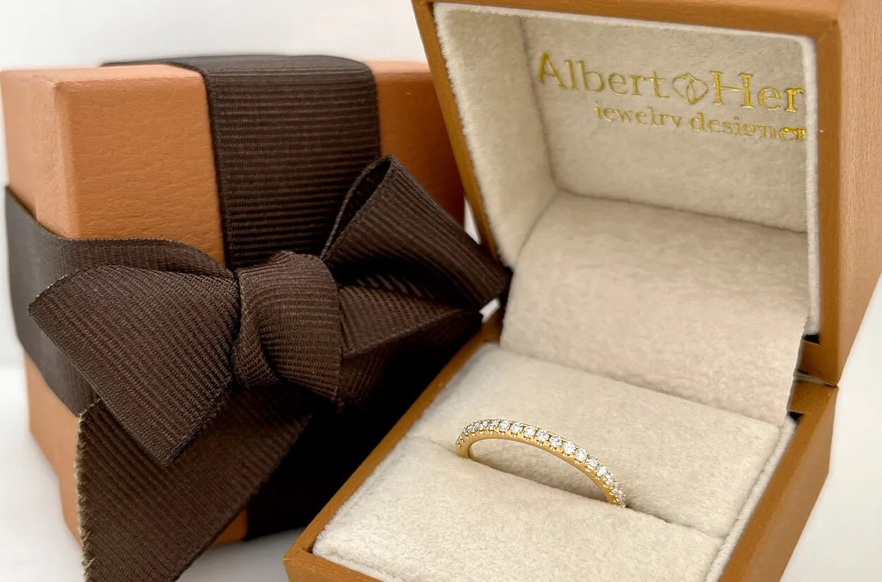 Ring 18kt Gold 19 Round Diamonds 0.22cts Band