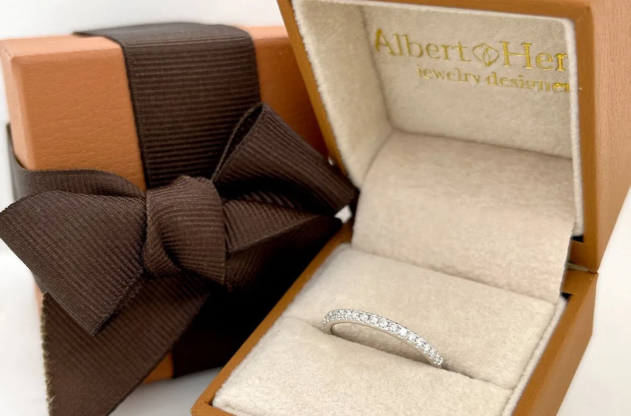 Ring 18kt Gold 19 Round Diamonds 0.22cts Band